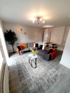 un salon avec un canapé et une table dans l'établissement 3 BR - 3 Baths - Solihull - NEC - HS2 - Long Stays, à Olton