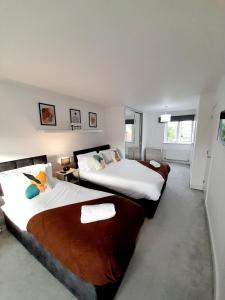 - 2 lits dans une chambre avec 2 lits dans l'établissement 3 BR - 3 Baths - Solihull - NEC - HS2 - Long Stays, à Olton