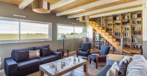 Et opholdsområde på Villa d'architecte piscine intérieure 12 personnes