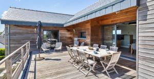 En terrasse eller udendørsområde på Villa d'architecte piscine intérieure 12 personnes