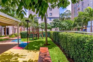 une aire de jeux dans un parc à côté d'une haie dans l'établissement AP EXPOCENTER - ATÉ 5 HOSPEDES, à São Paulo