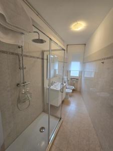 un baño con ducha y lavabo en Baga's Home with Terrace, en Lido de Venecia 10 fotos más