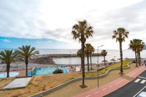 vistas a una playa con palmeras y a una carretera en Brava Home - Best Location to Explore Madeira, en Ribeira Brava