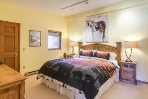 Postel nebo postele na pokoji v ubytování 2 Mi to Sun Valley Resort Walkable Condo!
