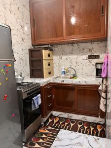 cocina con horno y magdalenas en el suelo en Dar Igri, en Ourika 41 fotos más