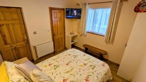 A bed or beds in a room at Skellig View Sunset Cliffs View Apartment