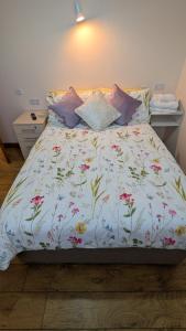 A bed or beds in a room at Skellig View Sunset Cliffs View Apartment
