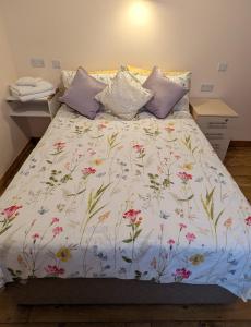 A bed or beds in a room at Skellig View Sunset Cliffs View Apartment
