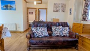 A seating area at Skellig View Sunset Cliffs View Apartment