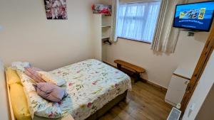 A bed or beds in a room at Skellig View Sunset Cliffs View Apartment