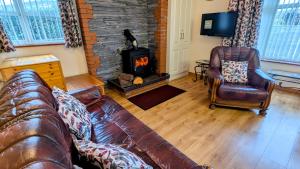 A seating area at Skellig View Sunset Cliffs View Apartment