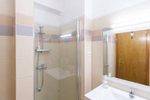 Un baño con ducha, lavabo y espejo. en Brava Home - Best Location to Explore Madeira, en Ribeira Brava 23 fotos más