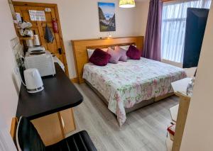 Een keuken of kitchenette bij Skellig View Harbour View Sunrise Apartment