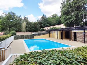 a swimming pool in the backyard of a house at Suite avec Balnéo Privée et piscine commune in Boersch