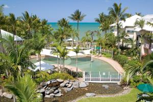 Bazén v ubytování Coral Sands Beachfront Resort nebo v jeho okolí