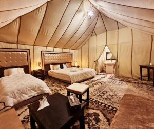 Postel nebo postele na pokoji v ubytování Merzouga Guest Camp