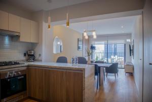a kitchen and dining room with a table and chairs at Aguirre By Wynwood House in Lima