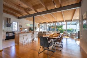 eine Küche und ein Esszimmer mit Tisch und Stühlen in der Unterkunft Luxurious villa with the best facilities at the foot of the Constantia Valley in Doordrift