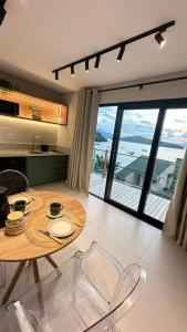 Kuchyň nebo kuchyňský kout v ubytování Casa na Pedra Caixa D'aço Porto Belo + 6 fotografií