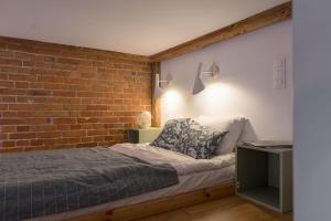 Posteľ alebo postele v izbe v ubytovaní Oak Doors Apartament w Rynku - ProperUNIT