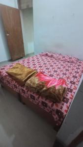 ein Bett mit einer Bettdecke darüber in der Unterkunft Star hostel 3 km from sangam in Prayagraj