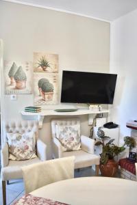 TV a/nebo společenská místnost v ubytování Myrtia - Cretan Guest House + 23 fotografií