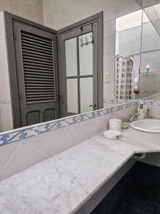 ein Badezimmer mit Waschbecken und großem Spiegel in der Unterkunft Propiedad 139m2 en Casco Histórico in Goya