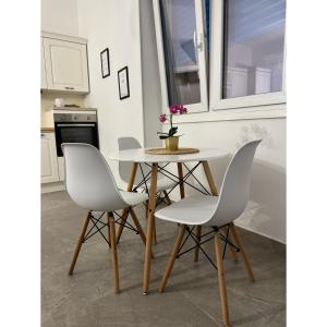 a table and four chairs in a kitchen at Salento Apartment in Brindisi