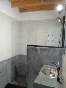 un bagno con lavandino e vasca da bagno di Vistas de Victoria - Potrero de los Funes a Potrero de los Funes Altre 19 foto