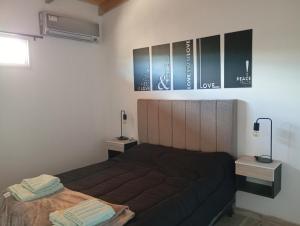 una camera da letto con un letto e due comodini di Vistas de Victoria - Potrero de los Funes a Potrero de los Funes