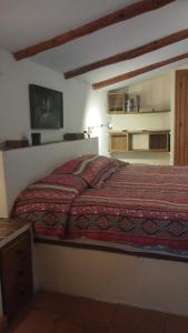 una camera da letto con un letto con una coperta rossa di El Balcón de la Sierra a Cazorla