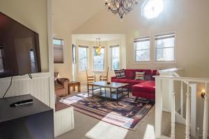 a living room with a red couch and a table at Buss Elle 109A in Ketchum