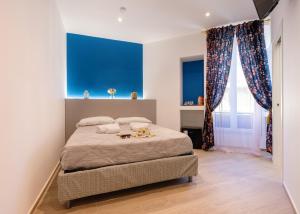 尼斯Azur BnB的一间带床和蓝色墙壁的卧室