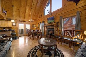 Kuchyň nebo kuchyňský kout v ubytování Authentic Cabin, View, 5 King Bed, Theater, Sleeps 17, Hot Tub