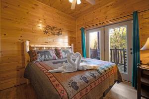 Postel nebo postele na pokoji v ubytování Authentic Cabin, View, 5 King Bed, Theater, Sleeps 17, Hot Tub + 28 fotografií