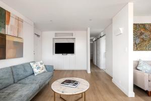 Televisyen dan/atau pusat hiburan di Stunning Beachfront penthouse-Beach District Views