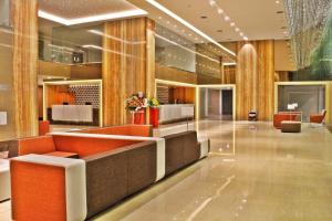 un vestíbulo de un hotel con muebles de color naranja en Holiday Villa Johor Bahru City Centre en Johor Bahru