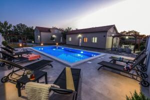 a swimming pool in the backyard of a house at Apartment Gordana Mar in Vrsi