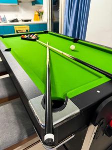 Tavolo di biliardo di 2BR Penthouse with Wide Balcony and 7ft Billiards The Polaris Penthouse at Azure North