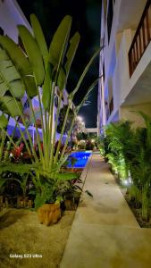 un pasillo con un montón de plantas al lado de un edificio en Smart Depas Elegante apartamento estudio totalmente equipado, en Tulum
