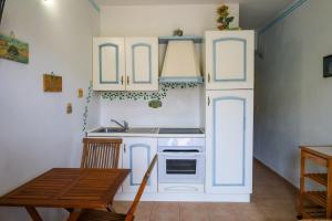Kuchyň nebo kuchyňský kout v ubytování Mimosa 1 min a Piedi dal Mare Casa AC