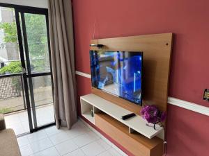 TV a/nebo společenská místnost v ubytování Confortável Apartamento 1 dorm com piscina e lazer