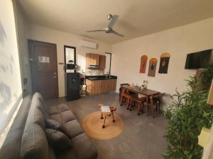 una sala de estar con un sofá y una mesa en Smart Depas Elegante apartamento estudio totalmente equipado, en Tulum