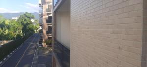 a view from the side of a building looking down a street at Apartamento Relax Enseada Bertioga SP in Bertioga