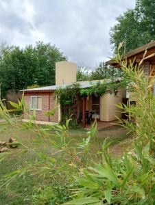 a house in the middle of a yard at Aimara Casas de alquiler in Mina Clavero