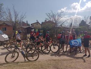 a group of people with bikes on a dirt road at Posada Entre Dos in Mina Clavero