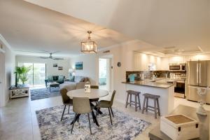 une cuisine et un salon avec une table et des chaises dans l'établissement 8 Mi to Beach Modern Condo in Fort Myers!, à Fort Myers