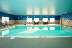 a large swimming pool in a hotel room at Hampton Inn Hutchinson in Hutchinson