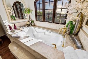 Bilik mandi di 3955 Coastal Cove Sanctuary home