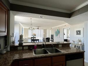 Η κουζίνα ή μικρή κουζίνα στο Luxury Large Ocean Front condo with pool North MB